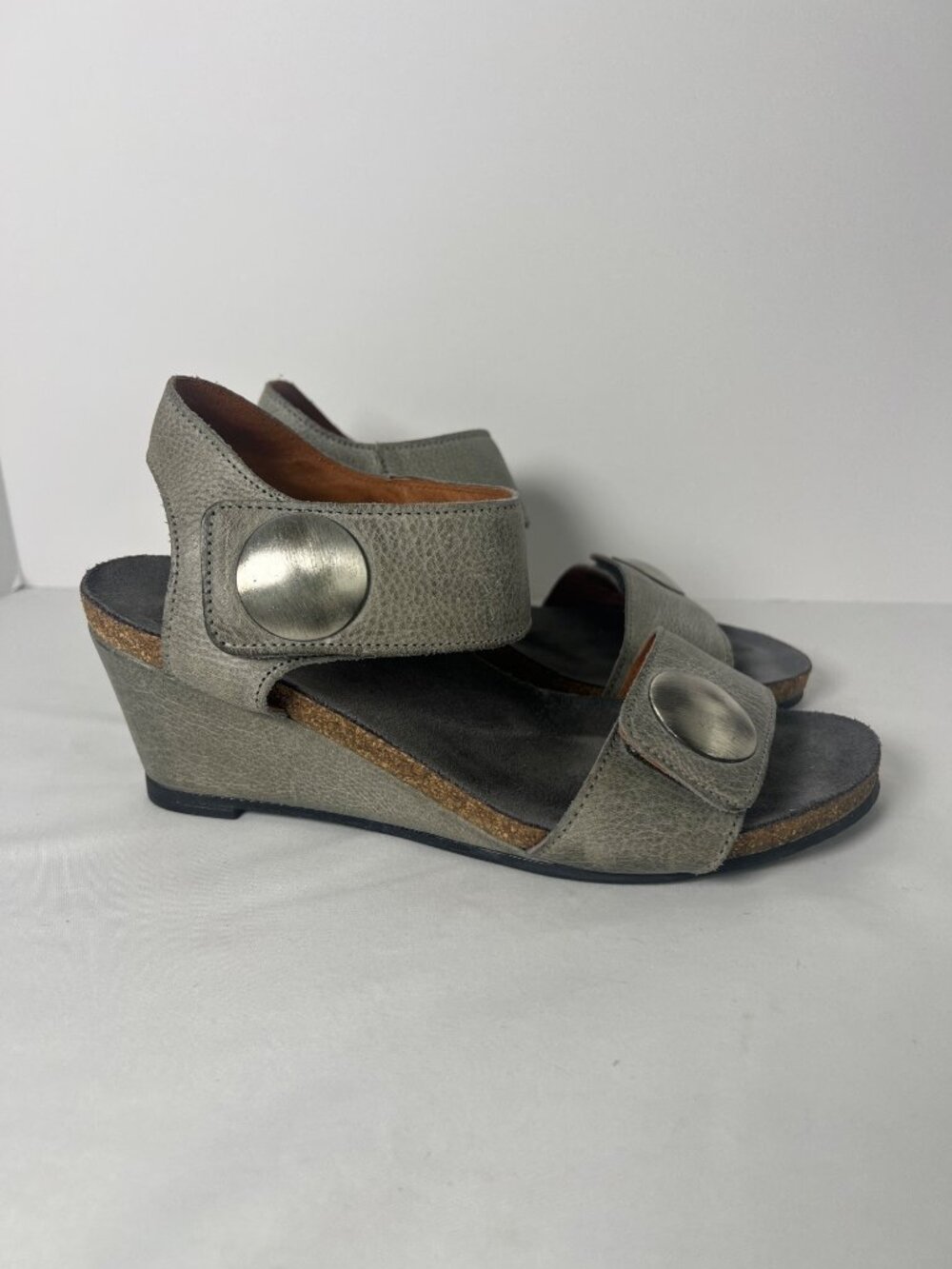 Taos Carousel 2 wedge sandals in graphite gray leather Metal Accents Size 38 Gra